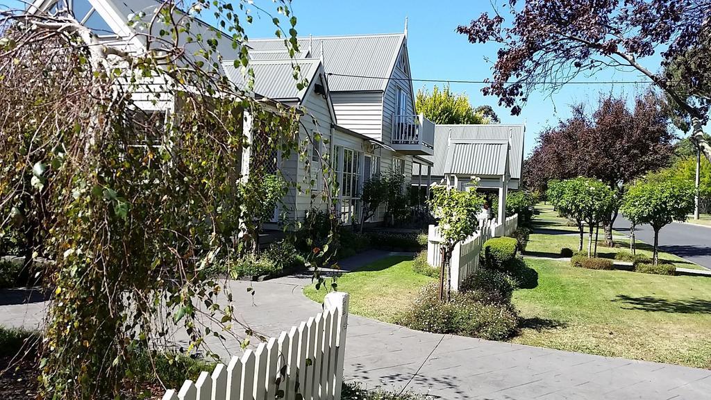 Creek Cottage Bed And Breakfast Traralgon Exterior photo