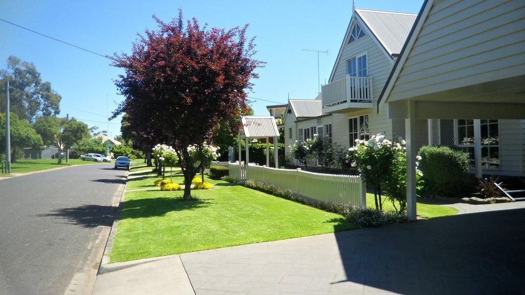 Creek Cottage Bed And Breakfast Traralgon Exterior photo