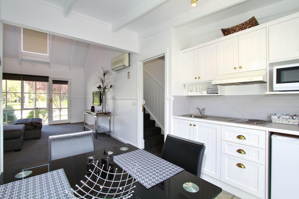 Creek Cottage Bed And Breakfast Traralgon Room photo